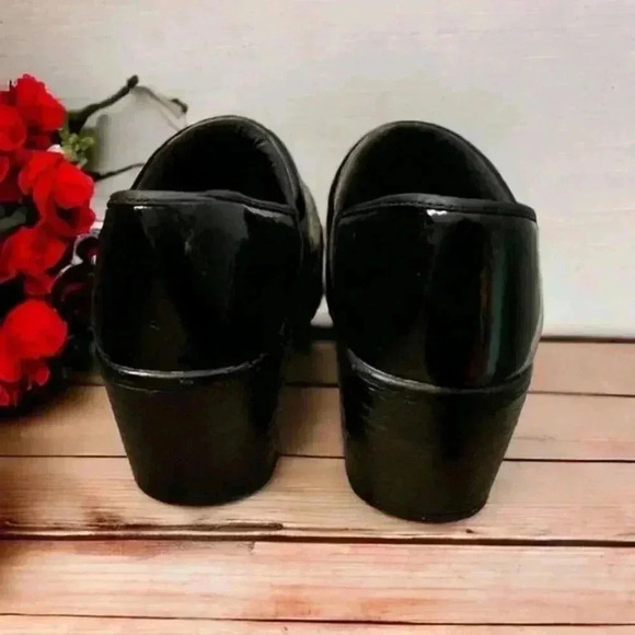 Lands End Women Camden Clog Black Patent Size 9 US.  Minor Scuffing - See pics - Picture 2 of 8